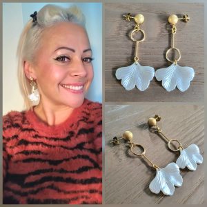 Boucle d'oreille acier doré, asymétrique, Blanc nacré - Ginkgo 1