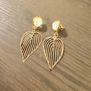 Boucle d'oreille en filigrane d'acier doré et cabochon - Alocasia