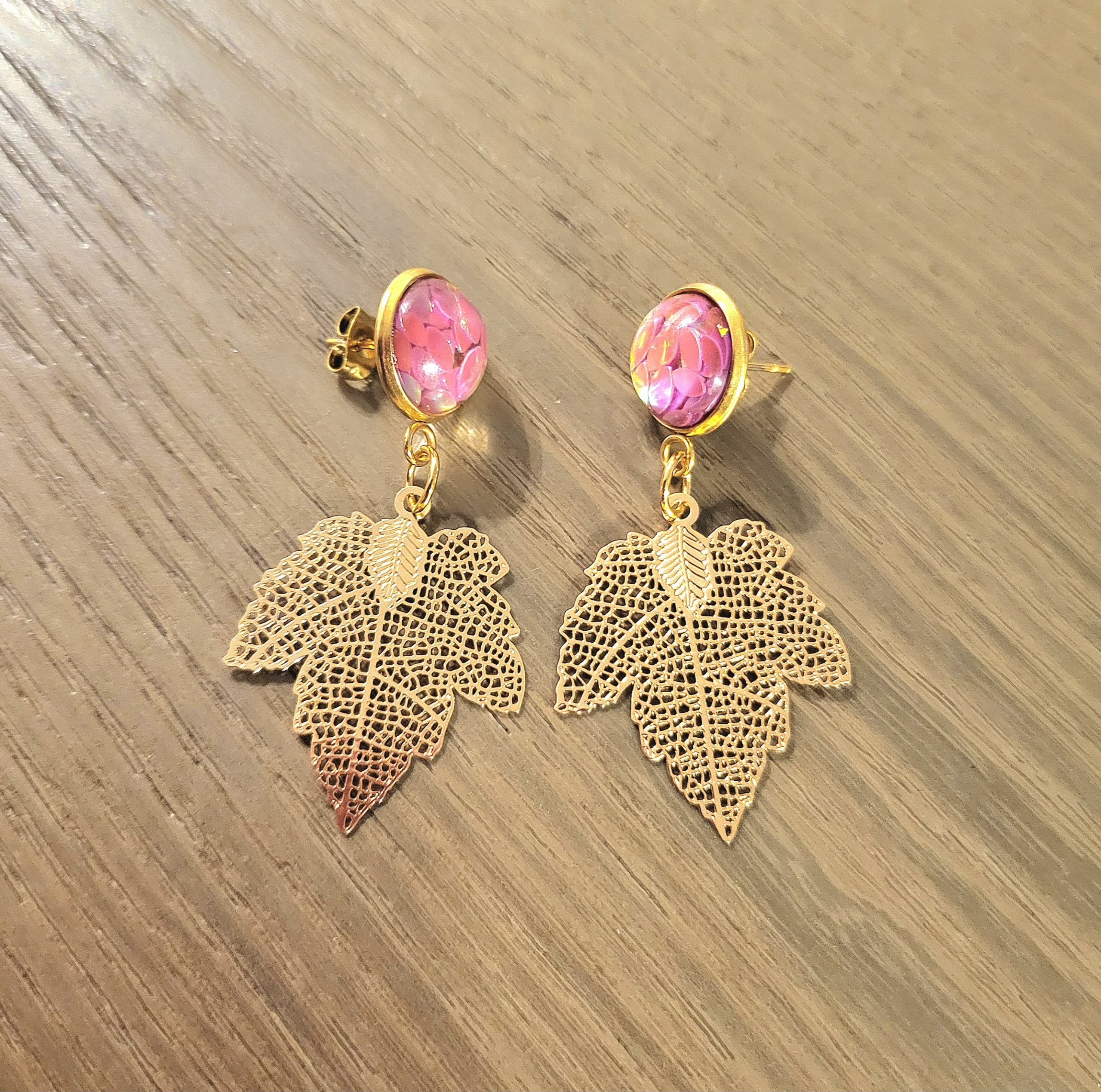 Boucle d'oreille en filigrane d'acier doré et cabochon - Vigne