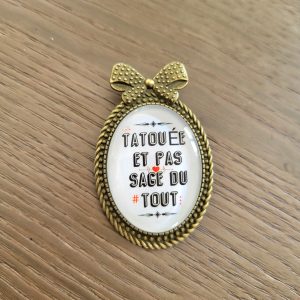 Grosse broche cabochon, bronze patiné - "Tatouée et pas sage du tout"