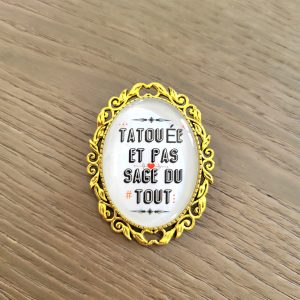Grosse broche cabochon, doré vieilli - "Tatouée et pas sage du tout"