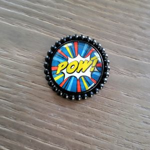 Broche cabochon, métal noir style Rockab - "POW"