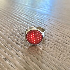 Petite bague cabochon, ajustable argenté vieilli - Rouge pois blanc