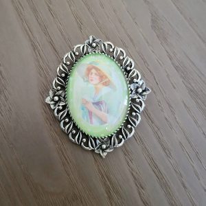 Grosse broche cabochon, argenté vieilli Rétro - La Dame du Parc