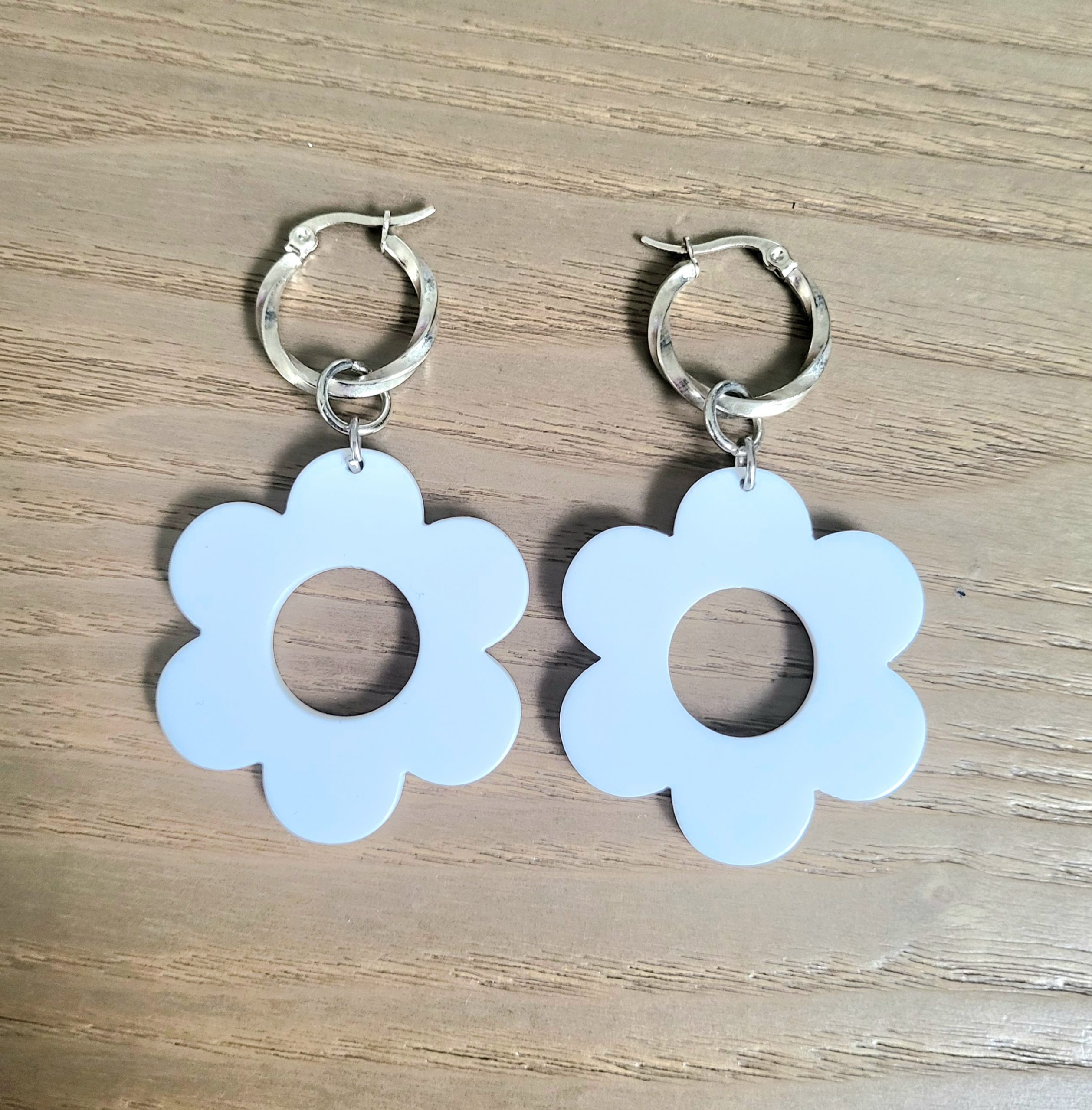 Boucle d'oreille acrylique blanc et acier argenté - Flower