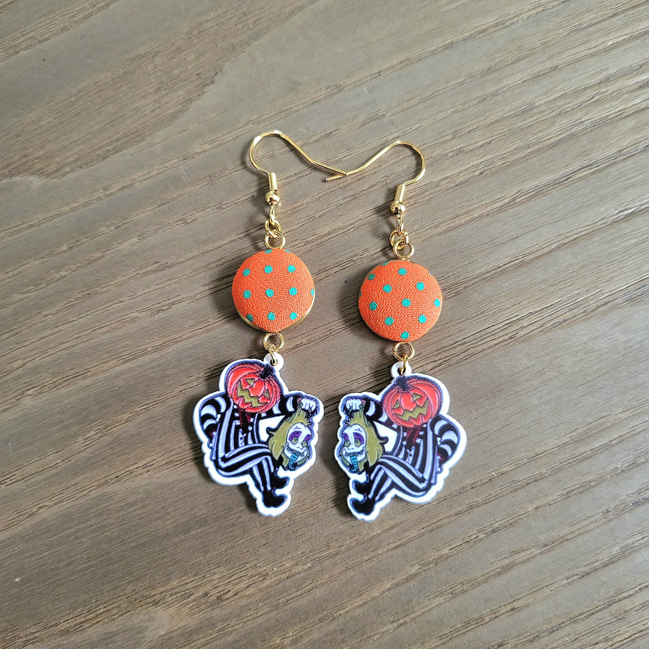 Boucle d'oreille crochet acier doré, cabochon tissus - BeetleJuice