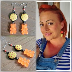 Boucle d'oreille cabochon et résine, crochet - Ourson "bonbon" 1