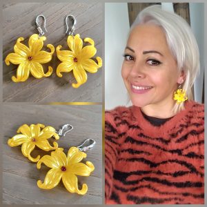 Boucle d'oreille résine nacré et crochet Zirconium - Lys Jaune Orangé