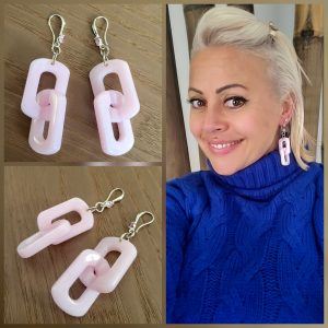 Boucle crochet acier Zirconium et Résine marbrée - Pink