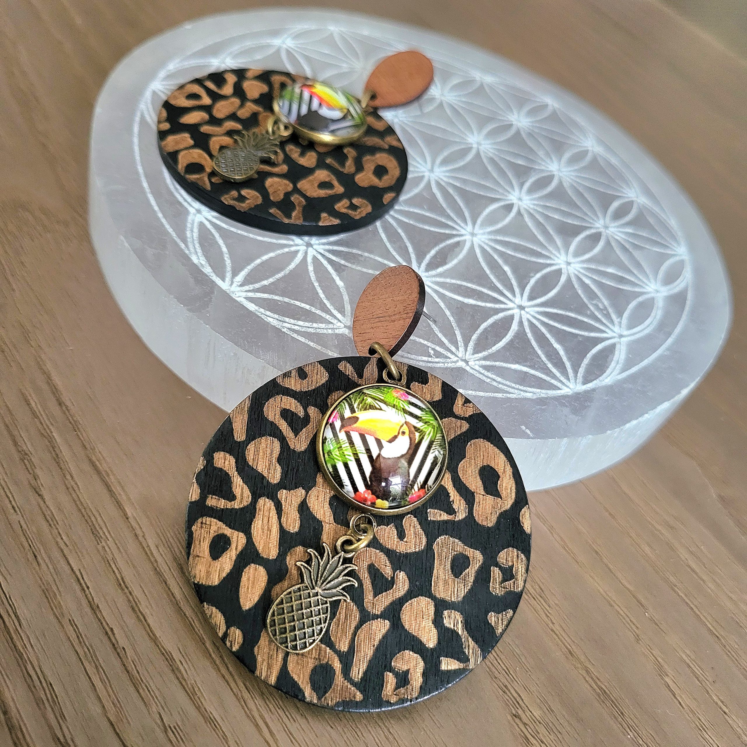 Boucle d'oreille bois et cabochon - TOUCAN