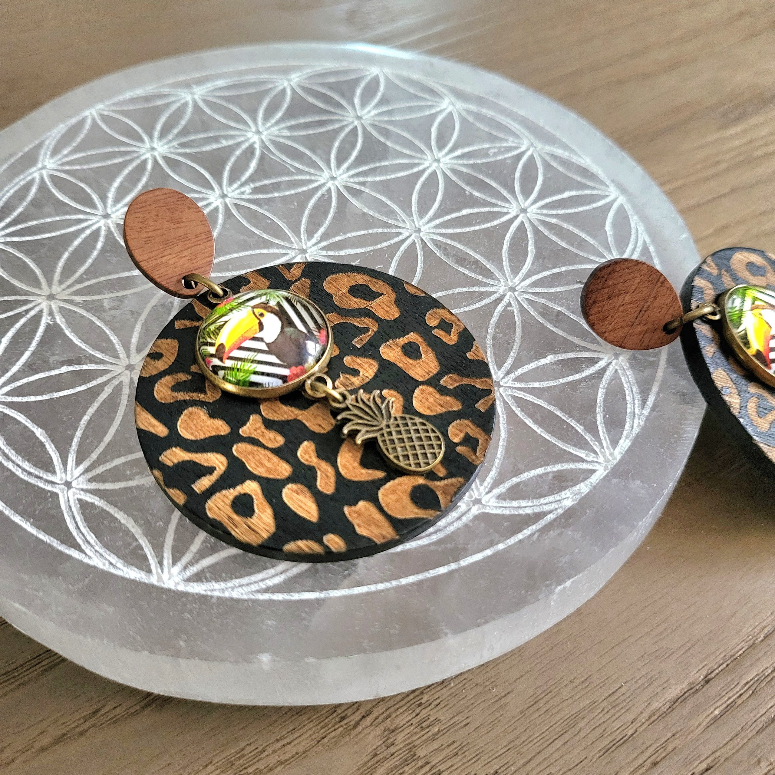 Boucle d'oreille bois et cabochon - TOUCAN – Image 3