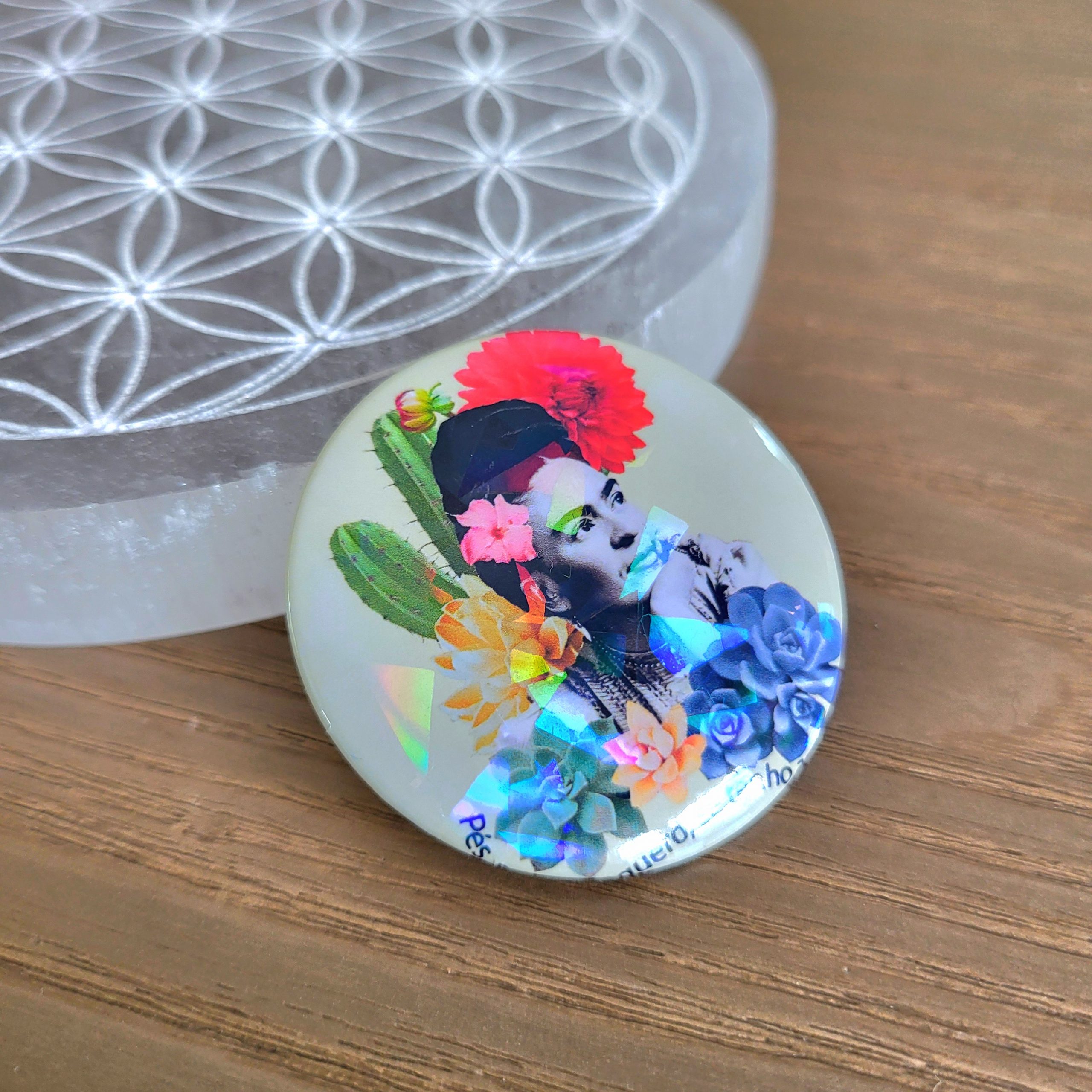 Badge broche grand modèle 45 mm, fixation acier - FRIDA – Image 2