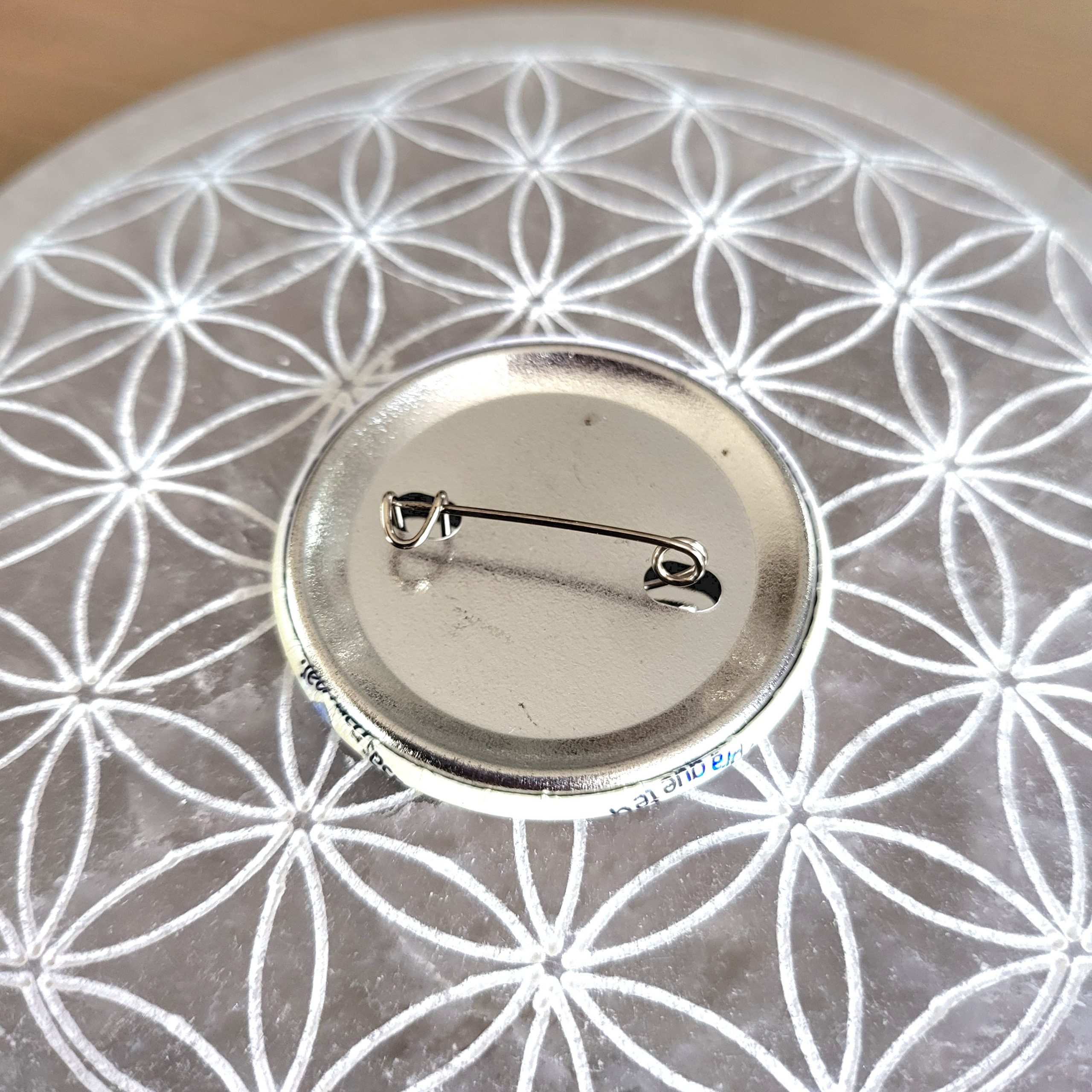 Badge broche grand modèle 45 mm, fixation acier - FRIDA – Image 3