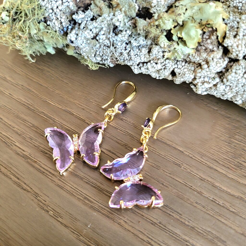 Boucle Papillon cristal facetté, crochet Zirconium - Parme