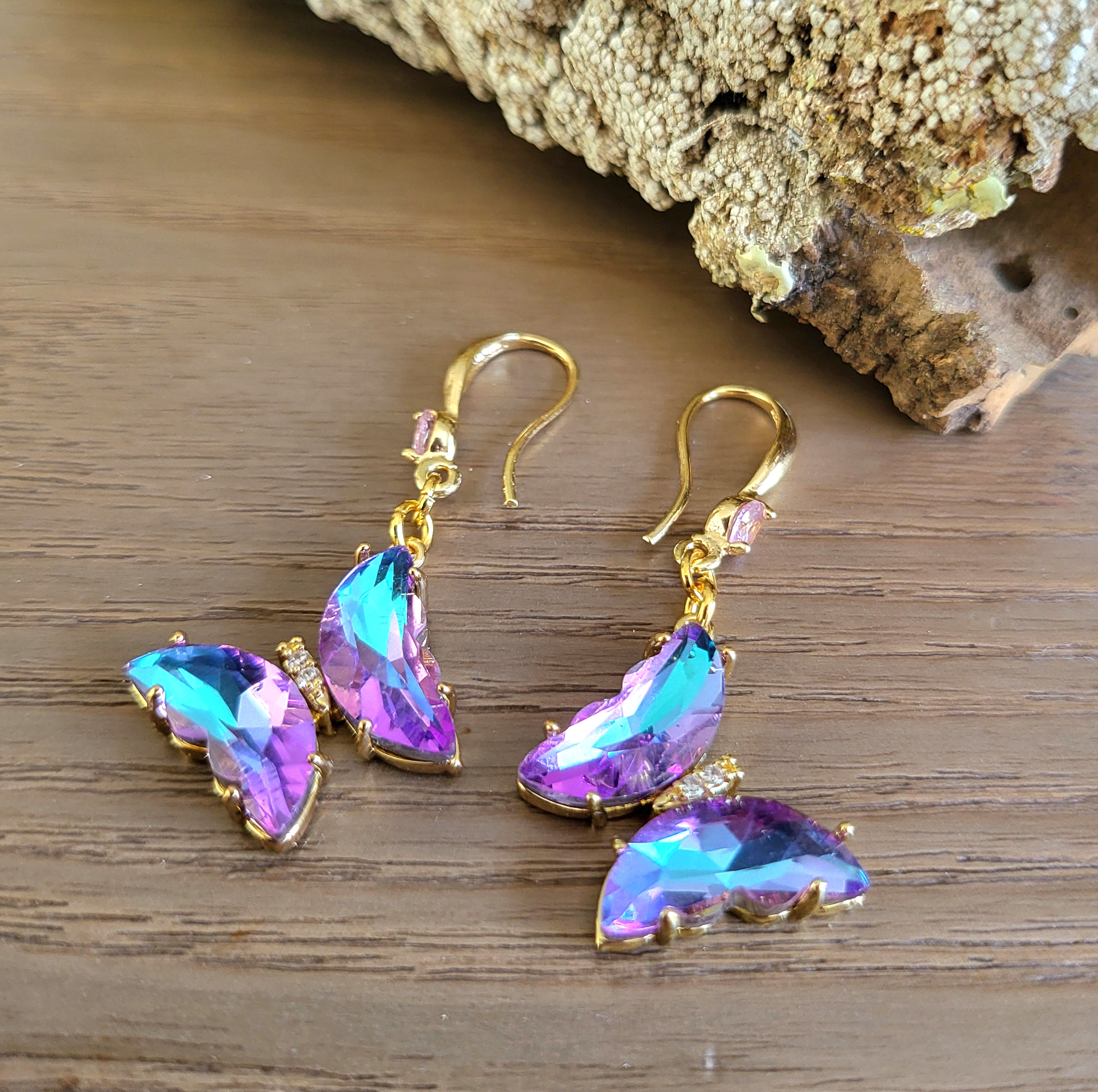 Boucle Papillon cristal facetté, crochet Zirconium - Parme Azur
