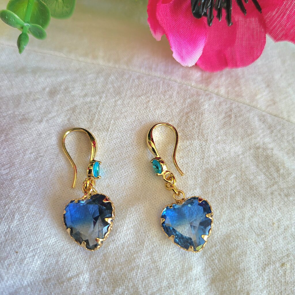 Petite boucle Cœur cristal facetté, crochet Zirconium - Bleu