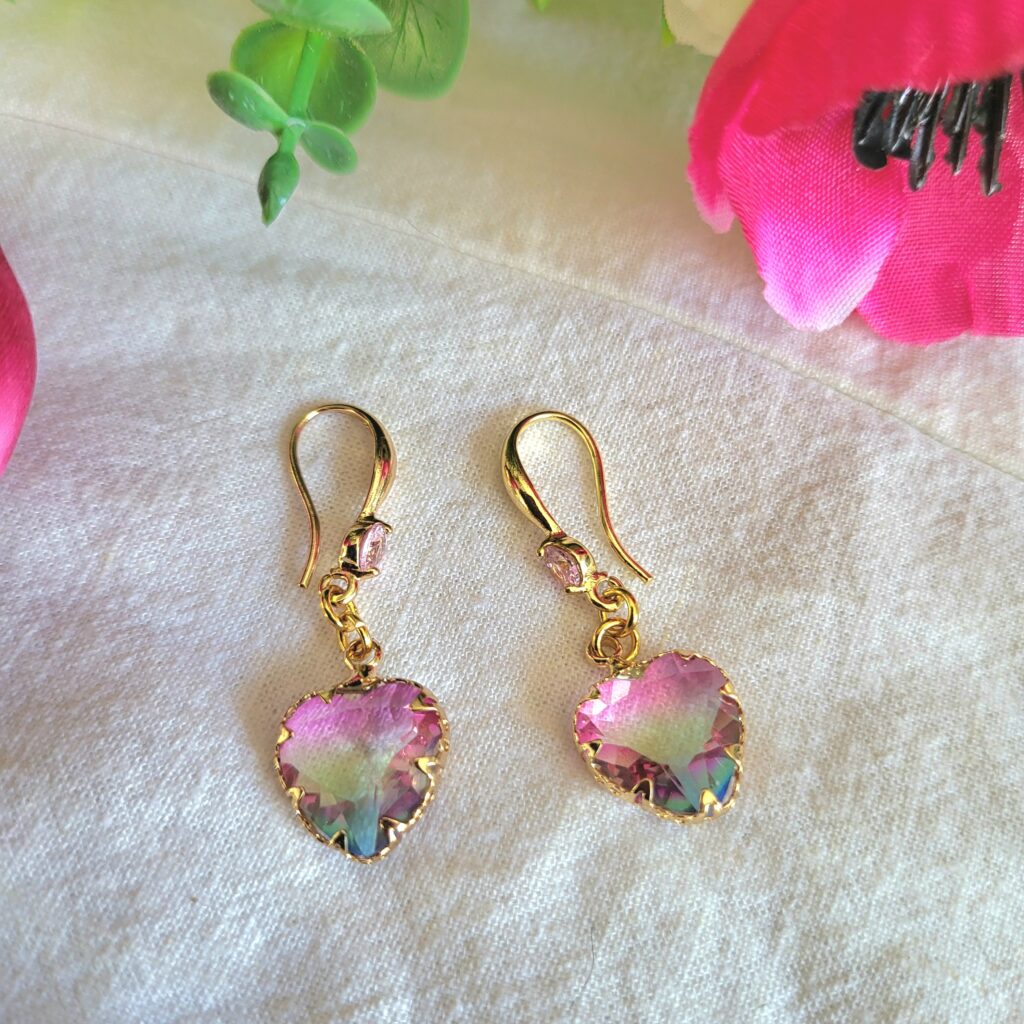 Petite boucle Cœur cristal facetté, crochet Zirconium - Arc en ciel