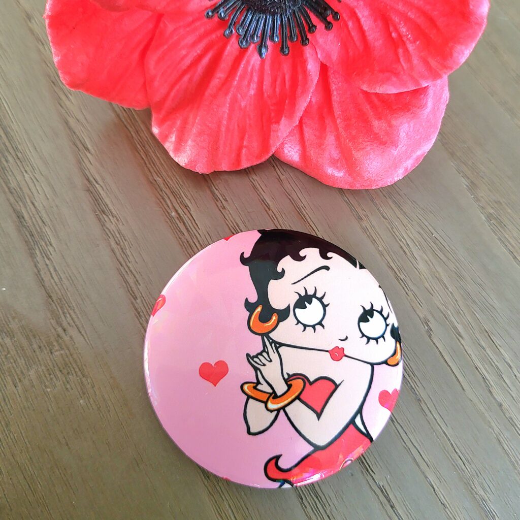 Badge broche grand modèle 45 mm, BETTY BOOP - Love