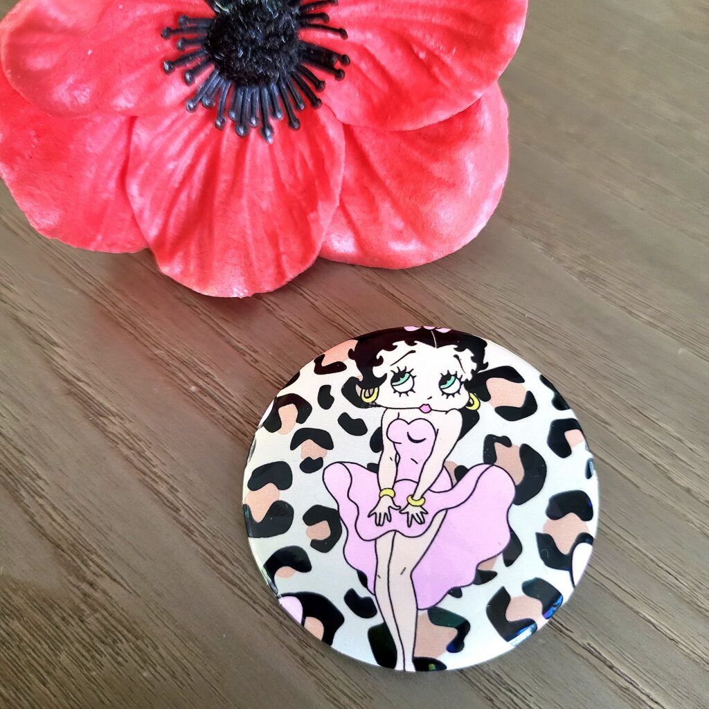 Badge broche grand modèle 45 mm, BETTY BOOP - Léopard
