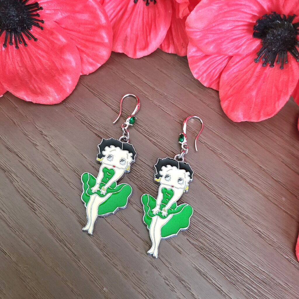Boucle BETTY BOOP, acier émaillé, crochet Zirconium - VERT